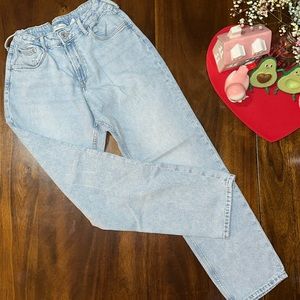 Tapered leg. Light wash jeans.